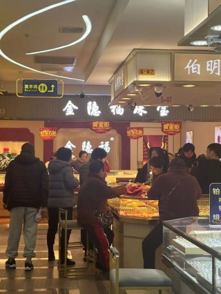 元旦买金热：水贝黄金挤满买金人，投资银条溢价也缺货