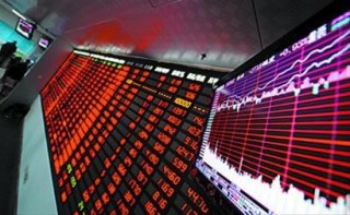 如何确定股指期权佣金收取标准？该标准受哪些因素影响？