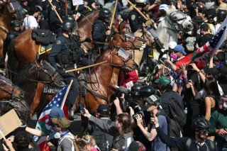 “不要国王！”抗议席卷全美，示威者涌入街头与警方发生冲突