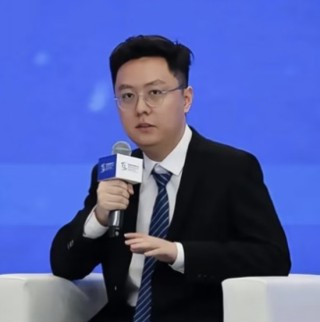 梁文锋代表DeepSeek，他代表梁文锋