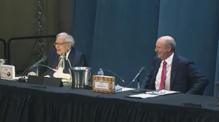 直击2025年巴菲特股东大会：贸易不应成为武器 市场波动实属常态 突然宣布年底卸任CEO