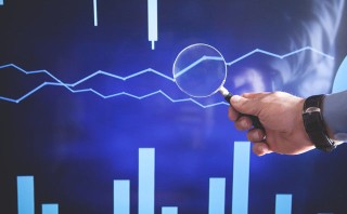 如何分析国际市场对国内期货的影响？这些影响因素有哪些具体表现？