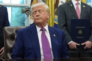 “我会盯着你”！沃尔玛将涨价，特朗普破防：怎么能怪关税，你赚了几十亿该吞下关税！更多美企加入涨价行列