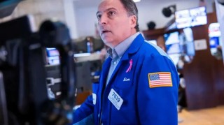 收盘：美股周五收涨 纳指与标普创历史新高