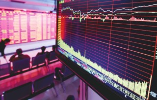 如何观察金融市场中的股市情况？观察的方法和重点是什么？