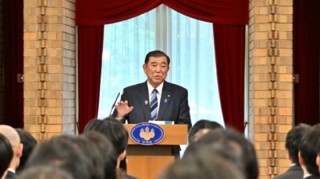 一周外盘头条|特朗普：鲍威尔“越早走人越好” 金价再创新高 4000美元可期？ 黄仁勋：中国市场至关重要