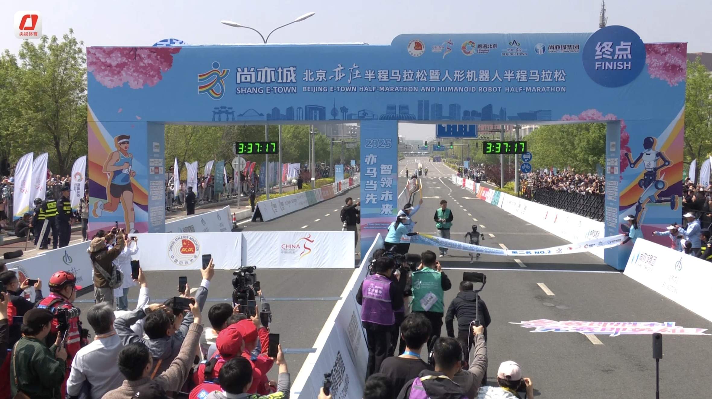 “1米8大高个”VS“旋风小子” 全球首个人形机器人半马落幕!北京亦庄为何“领跑”?|“奔跑吧”具身智能② 第1张 “1米8大高个”VS“旋风小子” 全球首个人形机器人半马落幕!北京亦庄为何“领跑”?|“奔跑吧”具身智能② 第1张