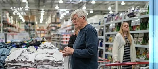 “我会盯着你”！沃尔玛将涨价，特朗普破防：怎么能怪关税，你赚了几十亿该吞下关税！更多美企加入涨价行列  第7张