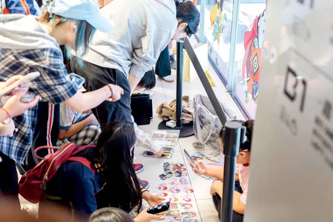 炒股不如“炒谷”？一块“吧唧”被炒到7万元，谁在为谷子经济买单？  第2张