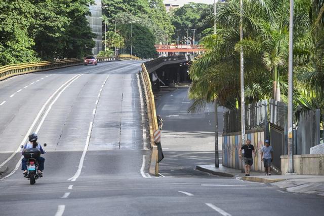 第1现场|遭袭后的委内瑞拉:药店排队、油站关闭、民众集会抗议 第7张 第1现场|遭袭后的委内瑞拉:药店排队、油站关闭、民众集会抗议 第7张