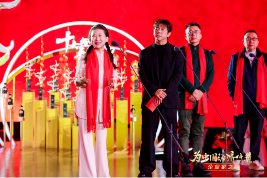 陈景河现场落泪,卢迈呼吁关注农村养育,韩璧丞展示仿生手抓哑铃……上百位企业家共话中国经济新动能 第21张 陈景河现场落泪,卢迈呼吁关注农村养育,韩璧丞展示仿生手抓哑铃……上百位企业家共话中国经济新动能 第21张