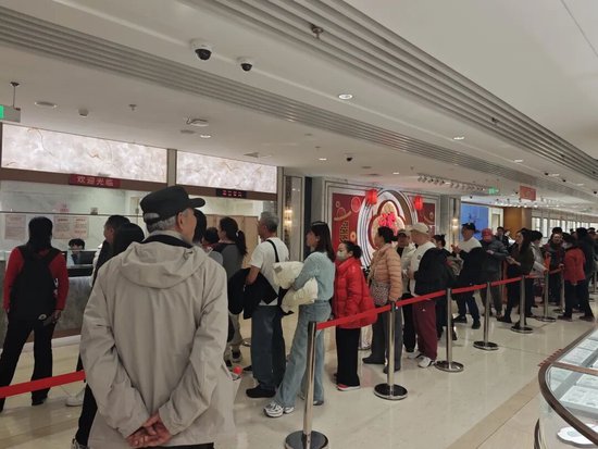 菜百卖黄金的队伍，一眼望不到头  第3张