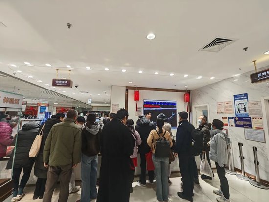 菜百卖黄金的队伍，一眼望不到头  第4张