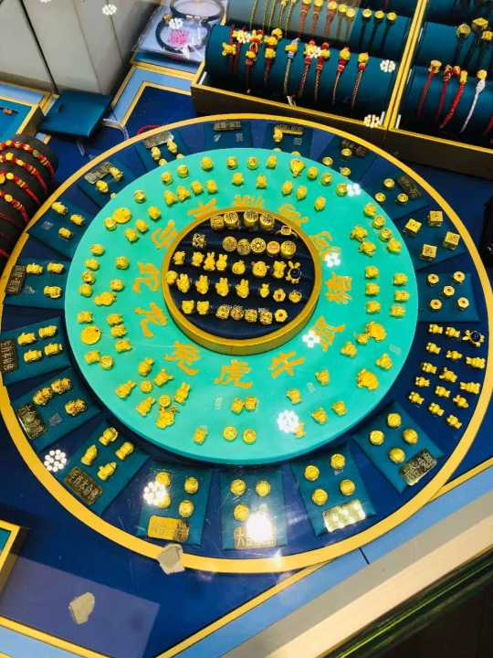 品牌金饰又涨价!实探金饰市场:轻量化与工艺付费成趋势 第2张 品牌金饰又涨价!实探金饰市场:轻量化与工艺付费成趋势 第2张