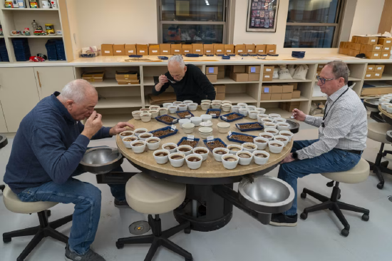 华尔街有一支精英咖啡品鉴团队，却苦于招不到新人  第1张